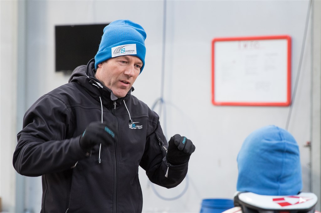 Tommy Schröter er Danmarks højest uddannede motorsportstræner. Hvert år forsøger han at hjælpe danske motorsportsfolk til at finde budgettet til at dyrke deres sport